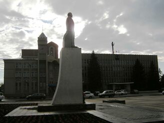 Lenin hält noch immer die Wacht auf dem zentralen Platz vor dem Finanzamt und dem Rathaus