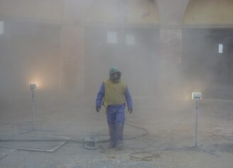 Sandstrahlarbeiten am Stahlbeton-Gewölbe im November 2011.