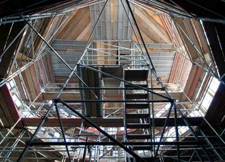 Das Innengerüst war für die Sanierung der Gewölbe und der Laterne im Juni 2012 nötig.