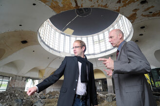 Fachbereichsleiter Andreas Tensfeldt (r.) und Marcus Janson verschaffen sich einen Blick über den Stand der Bauarbeiten.